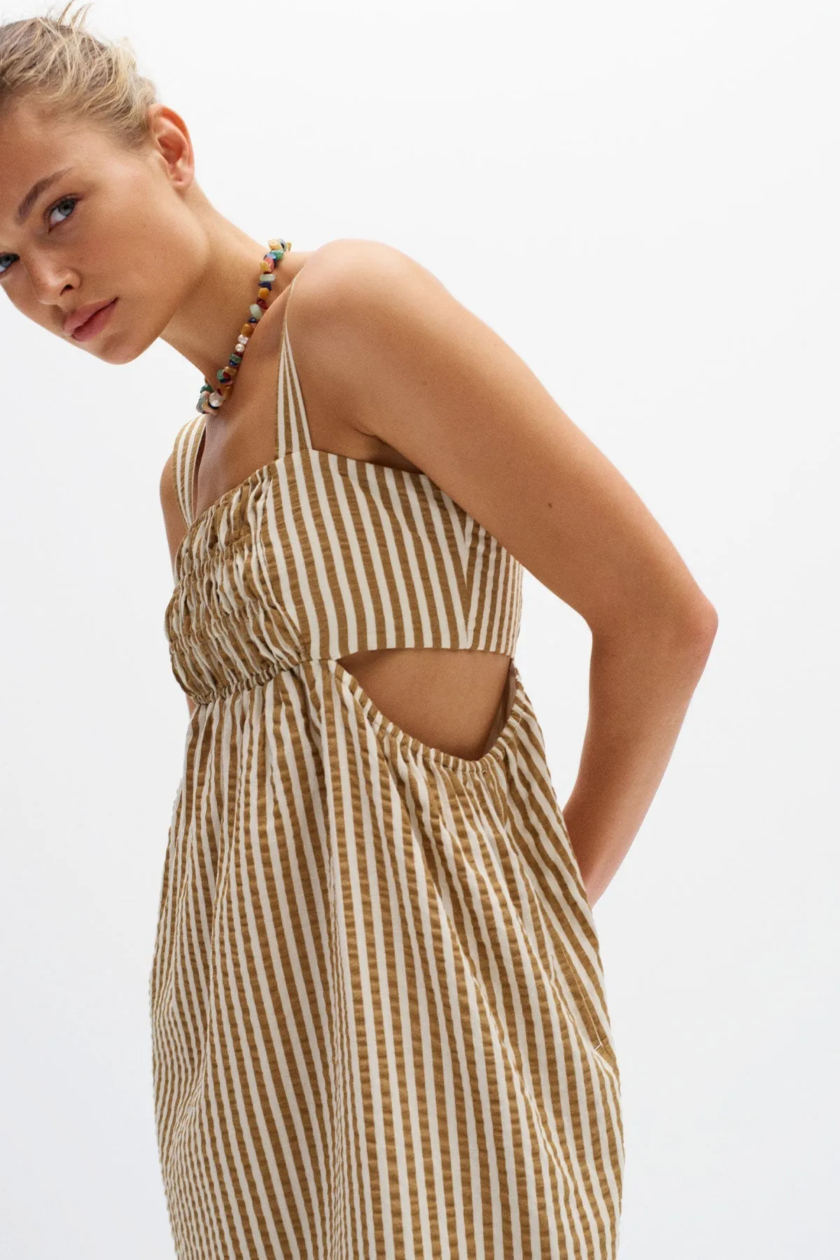 HELE CUT OUT RUCHED MIDI DRESS - COCONUT/WALNUT
